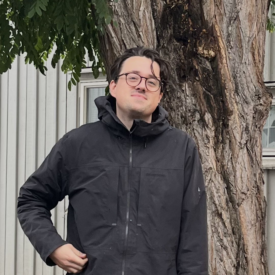Armin Memić utomhus vid ett träd