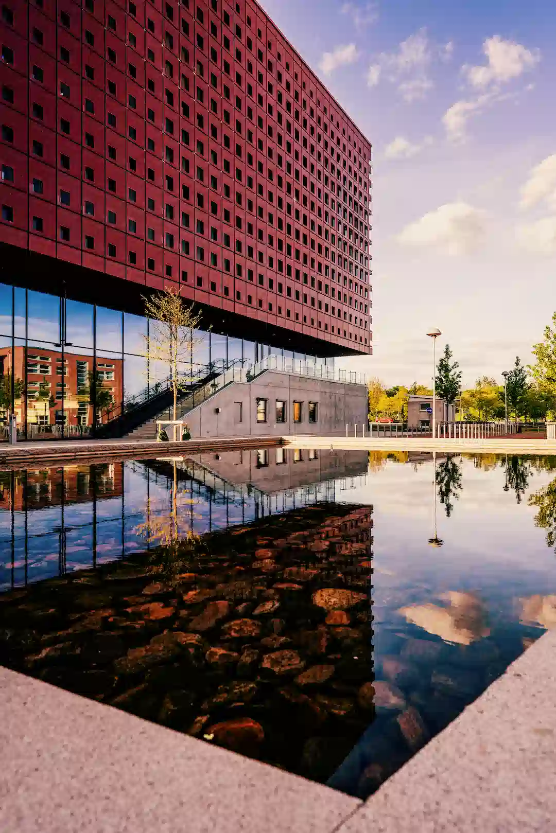 Modern byggnad och vattenspegel i Linköping